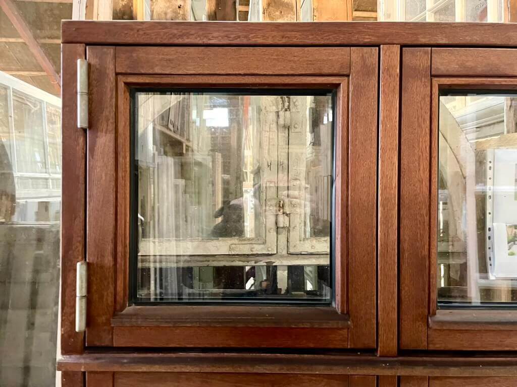 2-fags Dannebrogsvindue i teaktræ