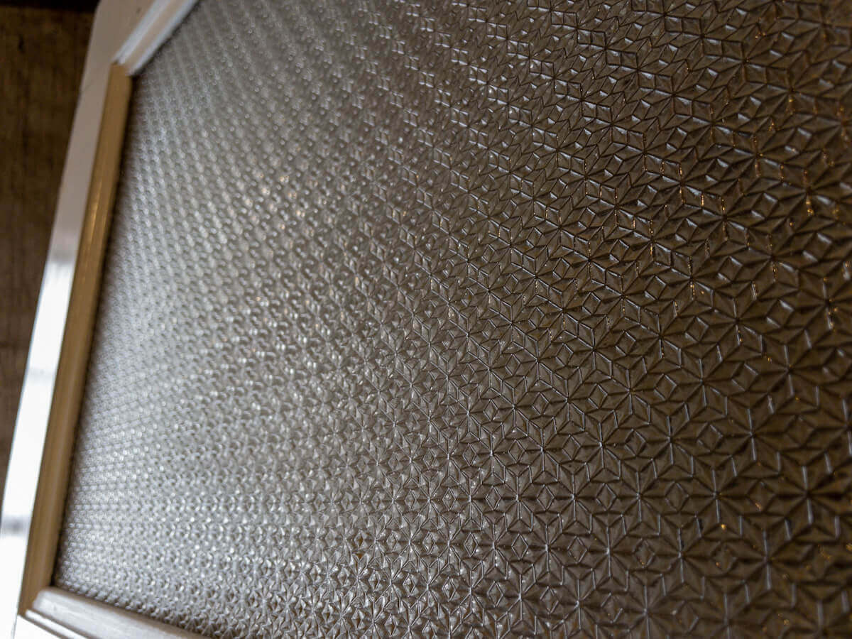 Fin fyldningsdør m. mønstret strukturglas