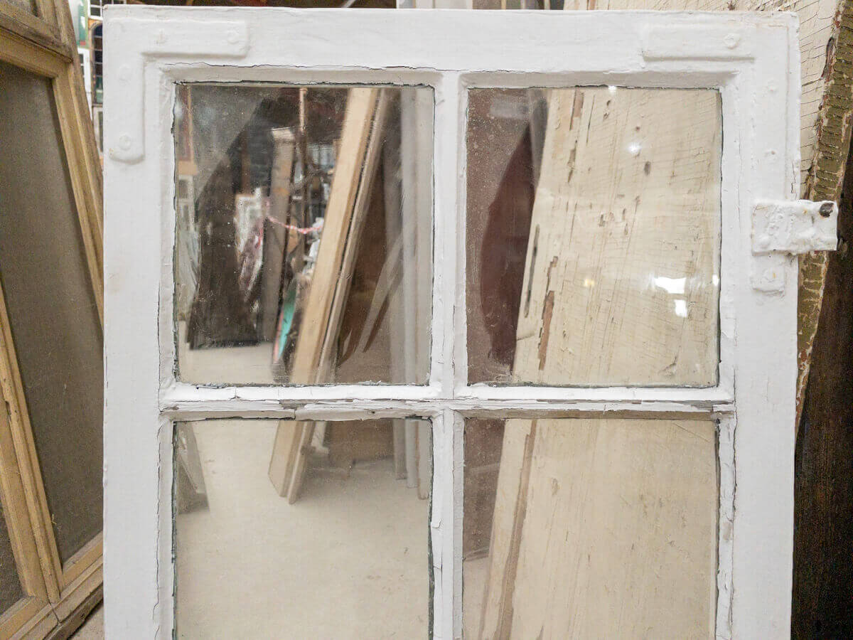 Klassisk 8-ruders vindue fra palæejendom