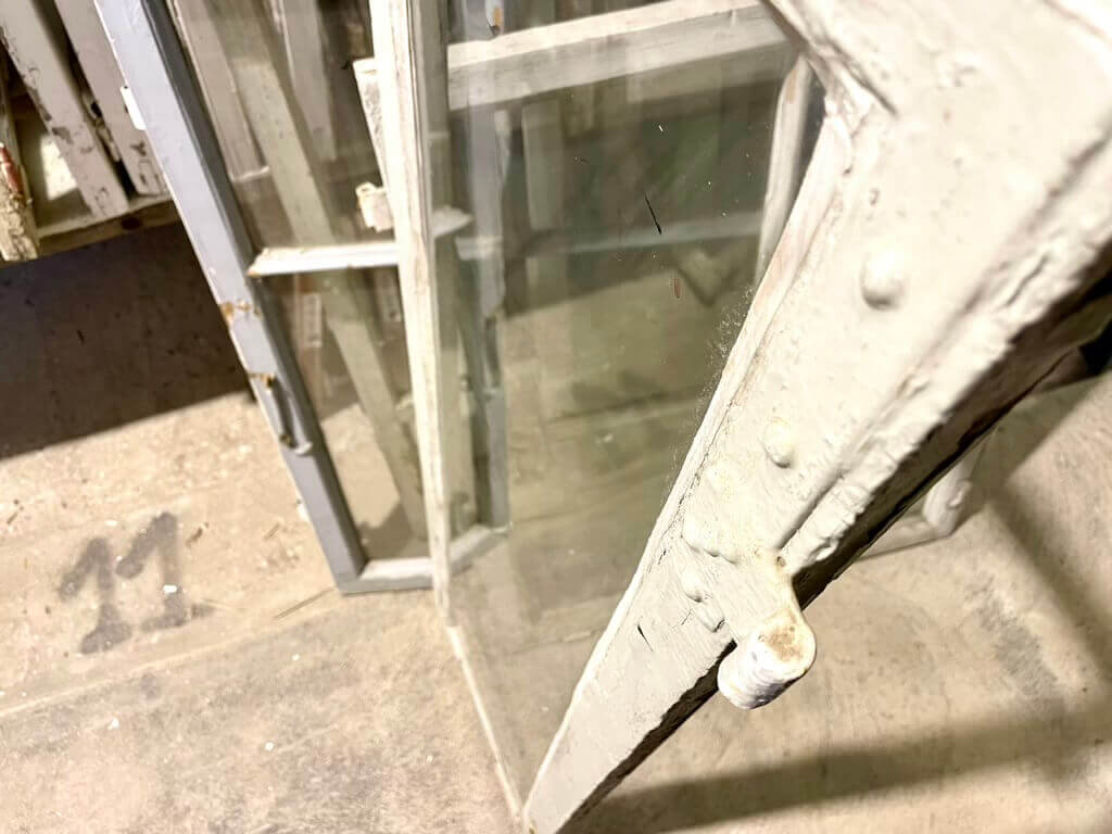 Smal 1-rudes vinduesramme m. blæst glas