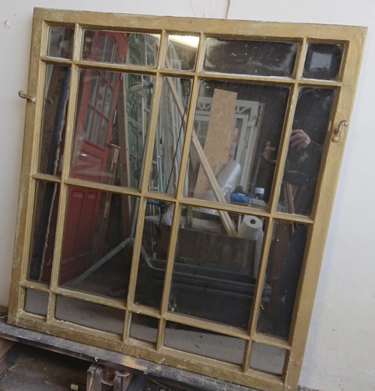 Spejl i vindue fra 1800-tallet