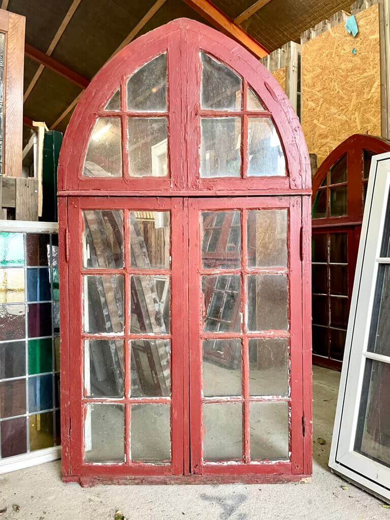 Større, originalt palævindue med spids top