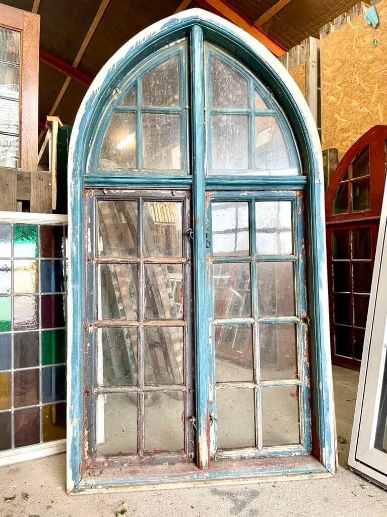 Større, originalt palævindue med spids top