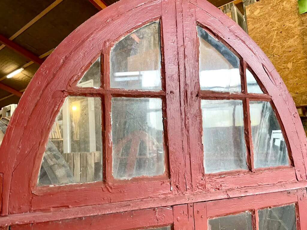 Større, originalt palævindue med spids top