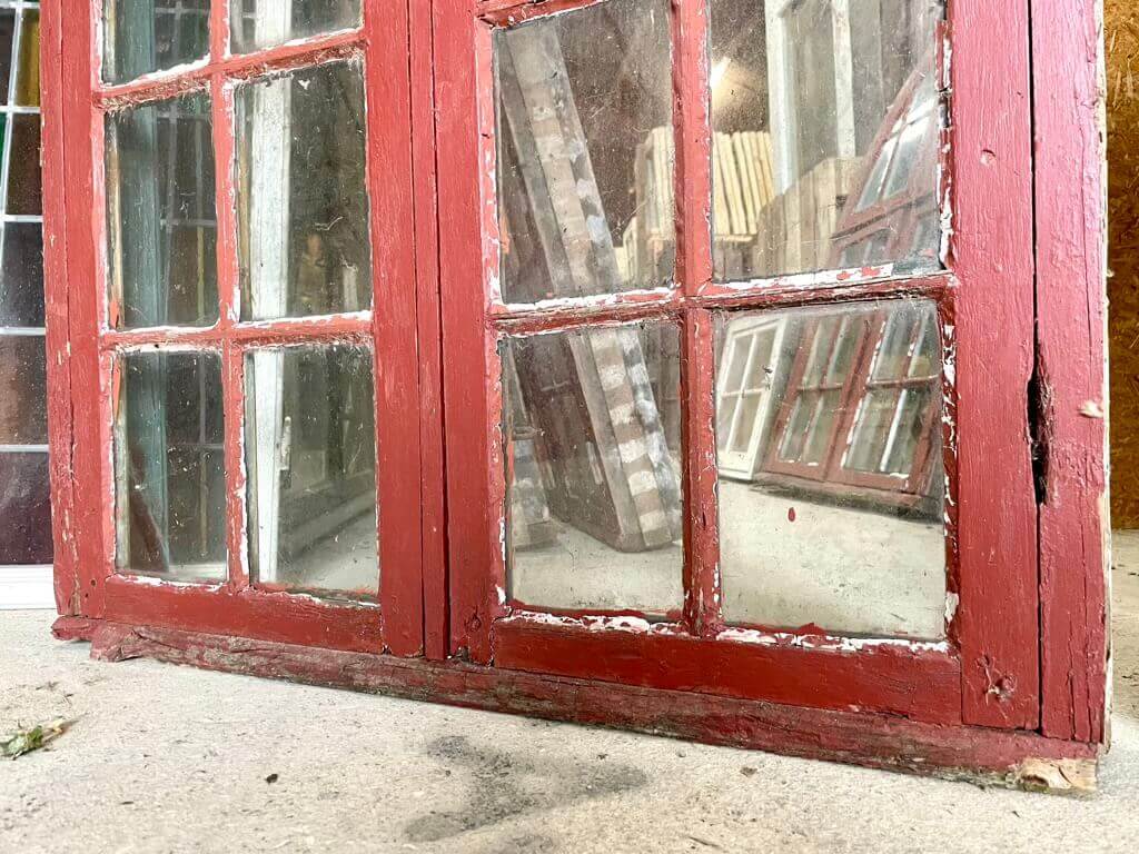 Større, originalt palævindue med spids top