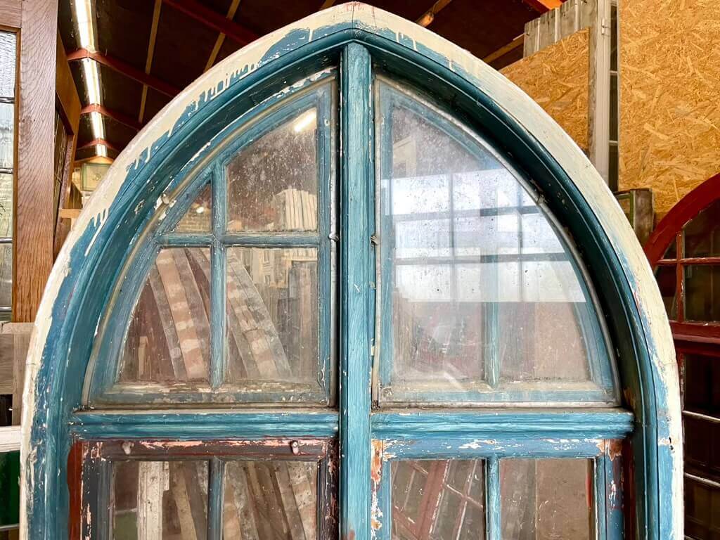 Større, originalt palævindue med spids top