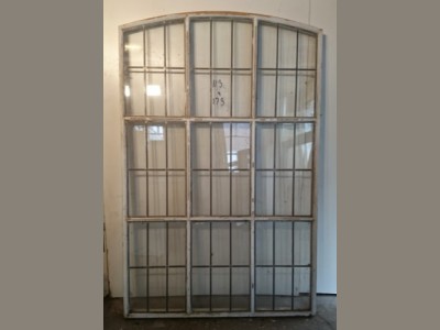 Stort katedral-agtigt vinduesparti