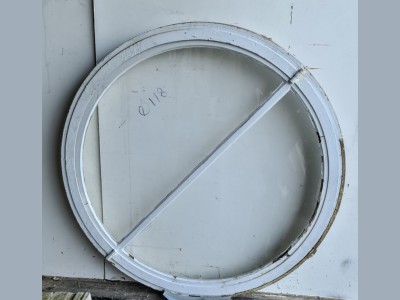 Rundt vindue m. jern- og træramme