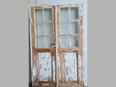 Åbner ud. Let slbet.- Med karm.Næsten klar til maling