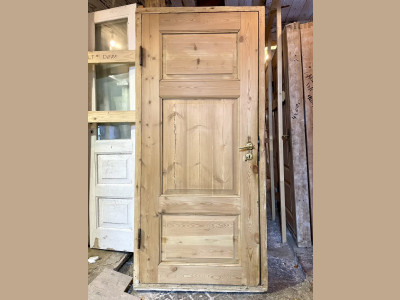 Bred, lav og afsyret fyldningsdør m. karm