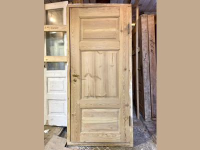 Bred og lav fyldningsdør m. karm og bundstykke