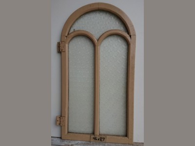 Buet vindue m. mønstret glas