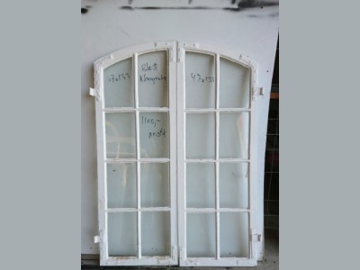 Buet sprossevindue med blæst glas