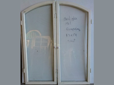 Buet vindue med blæst glas