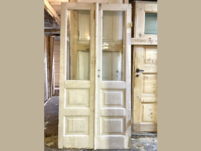 Dobbeltdør m. smukke fyldninger og trukket glas