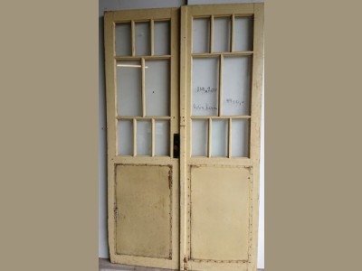 Dobbeltdør med fine sprosser i ruderne