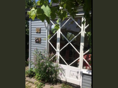 Smukt dørparti med fine sprosser