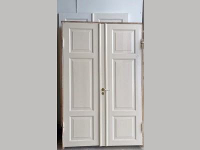 Fløjdør m. karm og fine fyldninger