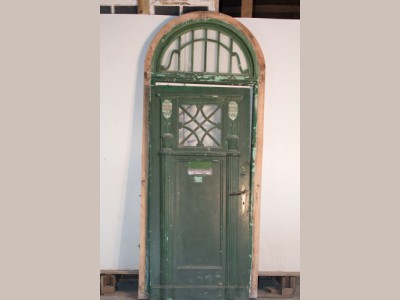 Unik hoveddør med overstykke og karm