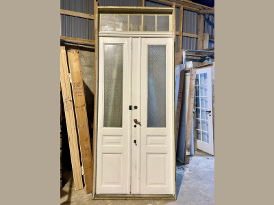 Høj, dobbelt glasdør m. strukturglas