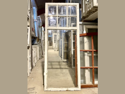 Høj vinduesramme m. små rudefelter øverst