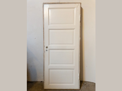 Højrehængt dør med fire fyldninger