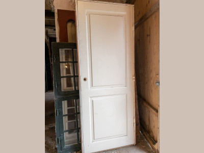 Højrehængt fyldningsdør i god stand