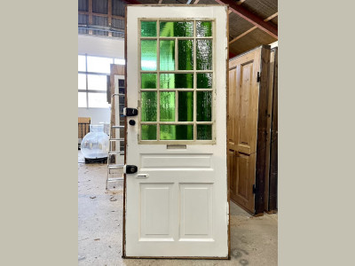 Højrehængt opgangsdør fra 1905 m. smukt glas