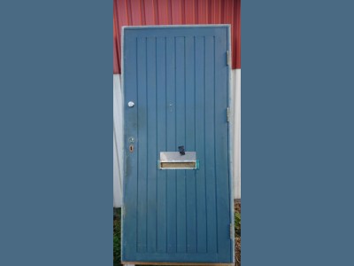 Hoveddør m. karm og brevsprække