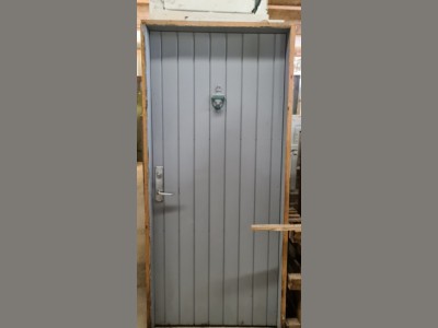 Hoveddør m. lille dørhammer