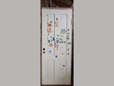 Fin fyldningsdør m. mange klistermærker