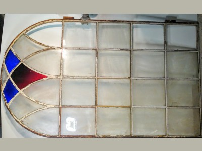 Sjældent, fint buet staldvindue m. farvet glas