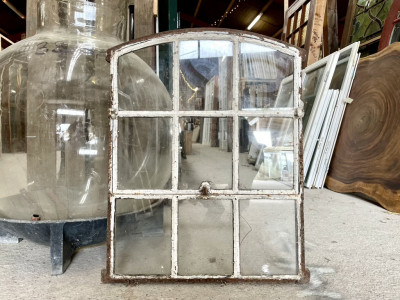 Klassisk, buet støbejernsvindue