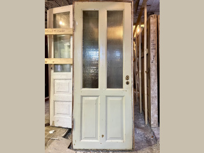 Klassisk Dannebrogsdør m. glasparti og karm