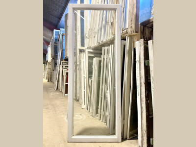 Klassisk, højt forsatsvindue u. ramme