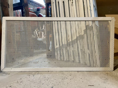 Klassisk radiatorskjuler m. kvadratiske masker
