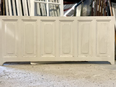 Lang og smukt dekoreret radiatorskjuler