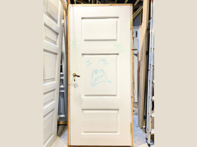 Lav, klassisk bondehusdør m. nyere karm