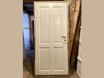 Lav og bred Dannebrogsdør m. karm