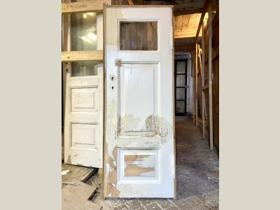 Lav og smal, lille kælderdør m. karm