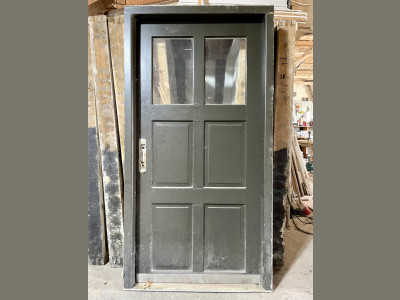 Lav, venstrehængt yderdør m. glas