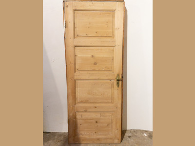 Massiv, afsyret fyldningsdør med messinggreb