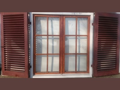 Massivt teaktræ m. karm og skodder