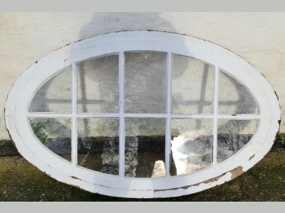 Ovalt vindue, der kan åbnes