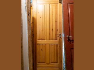 Næsten ny fyldningsdør m. messinggreb