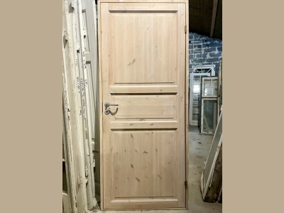 Nyere fyldningsdør m. karm og snap-hængsler