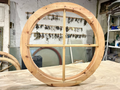 Nylavet, rundt vindue m. smalle sprosser