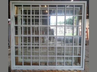 Nyere fastkarmsvindue med 48 termoruder!