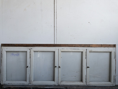 Parti af fire forsatsvinduer m. karm