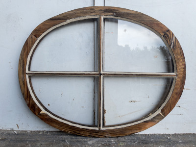 Renoveret, ovalt sprossevindue